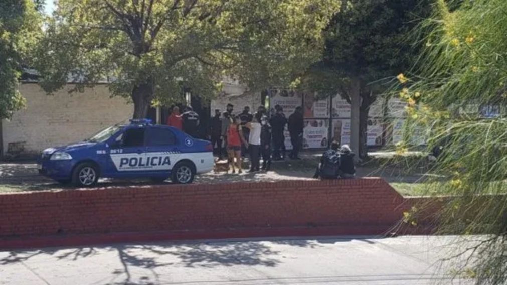Los vecinos en la casa donde la mujer fue atacada por sus perros.