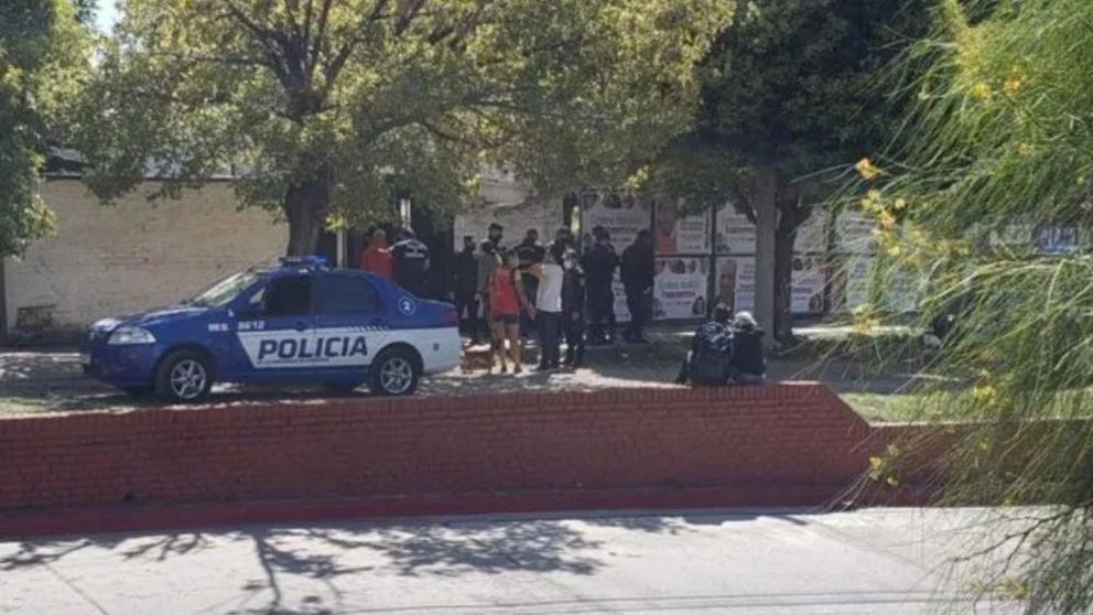 Los vecinos en la casa donde la mujer fue atacada por sus perros.