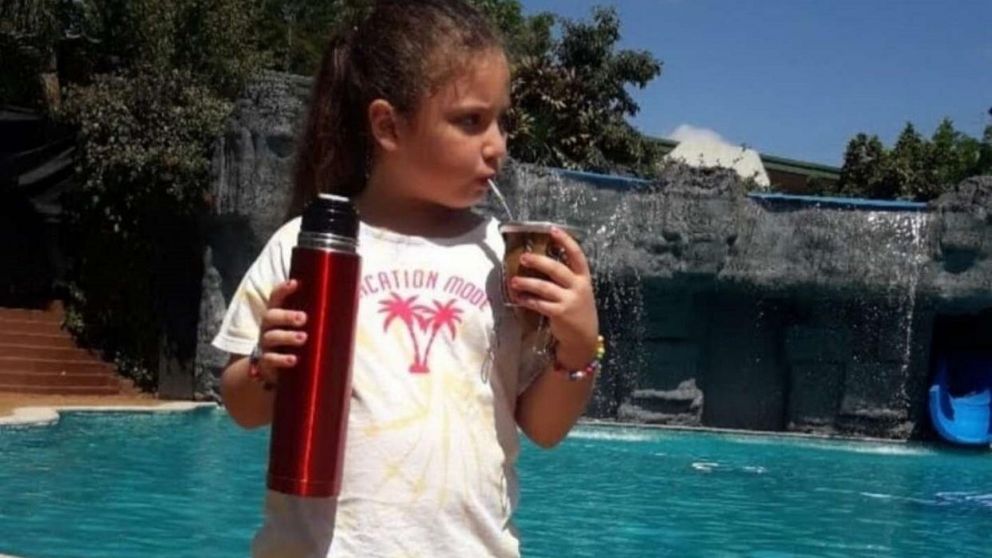 La nena llevaba a escondidas alimentos y bebidas que su pap� le prove�a en un bolso para venderlos a sus compa�eros de la escuela. 