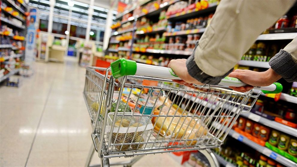 Una mujer tuvo un ataque de furia en un supermercado: se agarró a las piñas y causó destrozos (Imagen ilustrativa).
