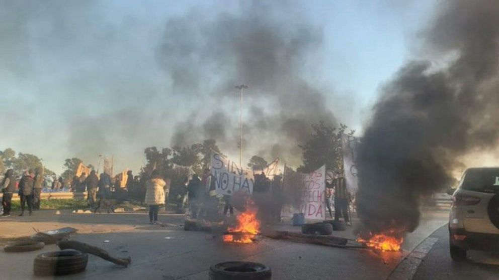 La protesta afecta dos carriles, dejando solo el carril izquierdo para el paso de los vehículos, lo que genera importantes demoras en el tránsito.