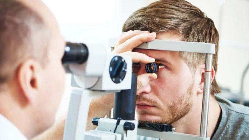 En Twitter, cont� qu� le pas� despu�s de hacerse el estudio de fondo de ojos, y cosech� m�s de 100.000 "me gusta".