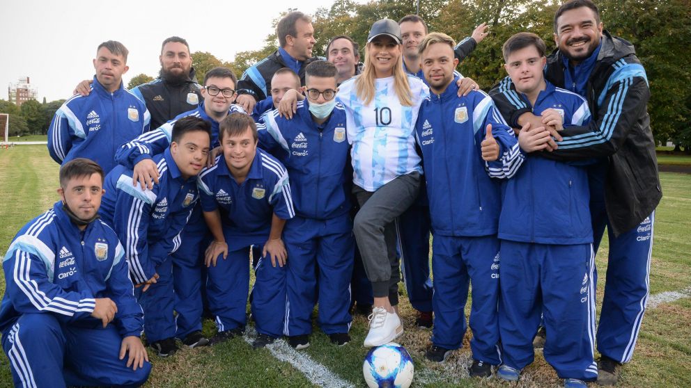 Fabiola Yáñez y "Los Halcones", integrantes del seleccionado argentino de futsal con síndrome de Down.