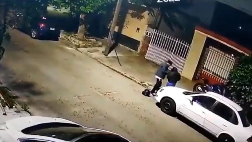 El momento previo a que asesinaron a balazos al policía en Ciudadela (Captura de video).
