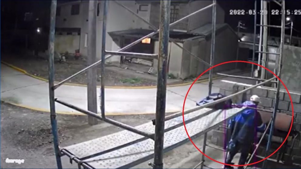 El ins�lito robo qued� filmado por una c�mara de seguridad de la vivienda (Captura de video).