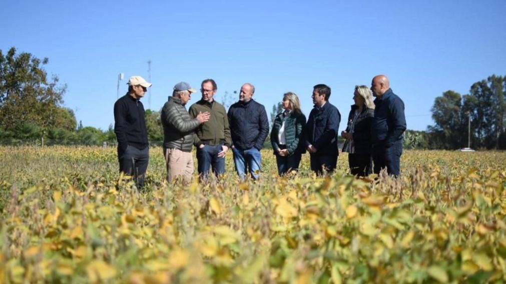 Los funcionarios del gobierno bonaerense dialogaron con chacareros de la zona.