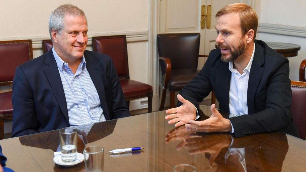 Gastón Granados recibió del Ministro de Educación de la Nación más de 32 mil cuadernillos de prácticas del lenguaje y matemáticas para distribuir en estudiantes de tercer grado de primaria de las escuelas del distrito.