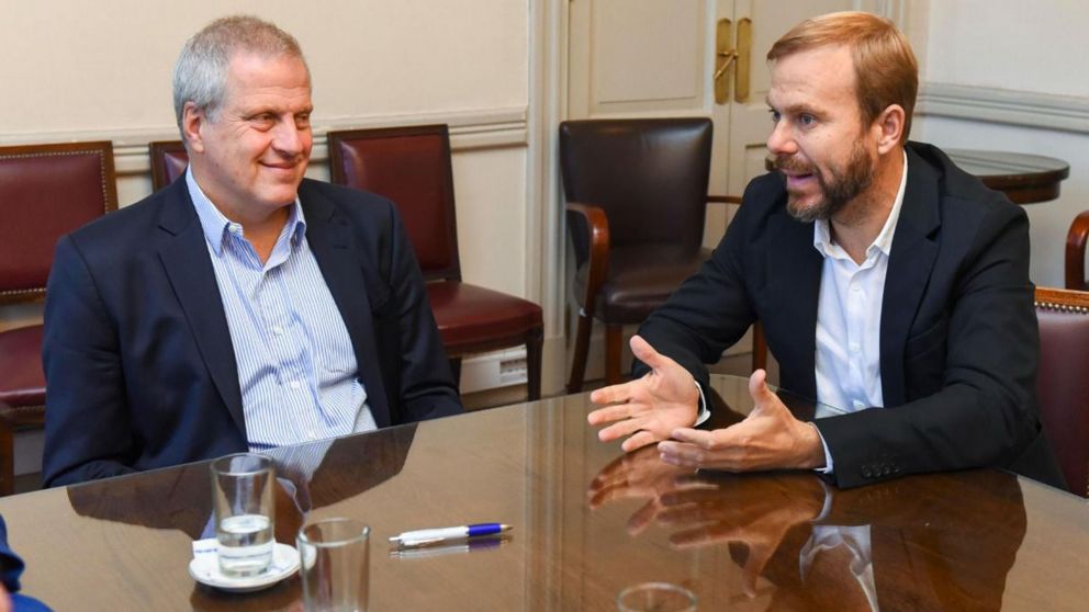 Gastón Granados recibió del Ministro de Educación de la Nación más de 32 mil cuadernillos de prácticas del lenguaje y matemáticas para distribuir en estudiantes de tercer grado de primaria de las escuelas del distrito.