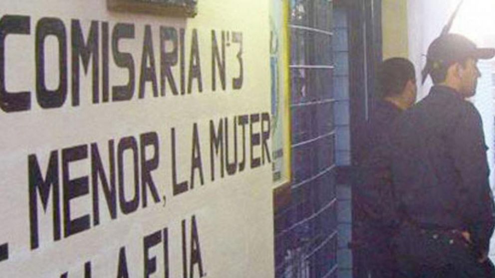 Efectivos de la Comisaría del Menor y la Mujer Nº 3 de Frías (Gentileza El Liberal).