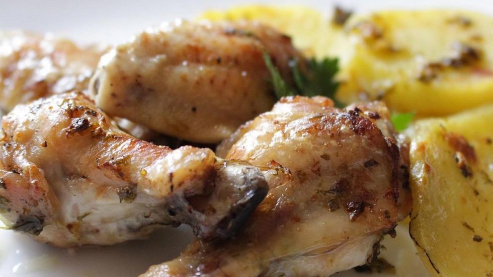 Receta de Pollo al ajillo con papas, un clásico de bodegón para que disfrutes en tu casa lleno de sabores.