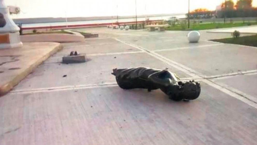 La estatua de Cristina Kirchner duró en pie apenas 13 días porque la obra fue vandalizada y apareció derribada en el asfalto (Twitter).