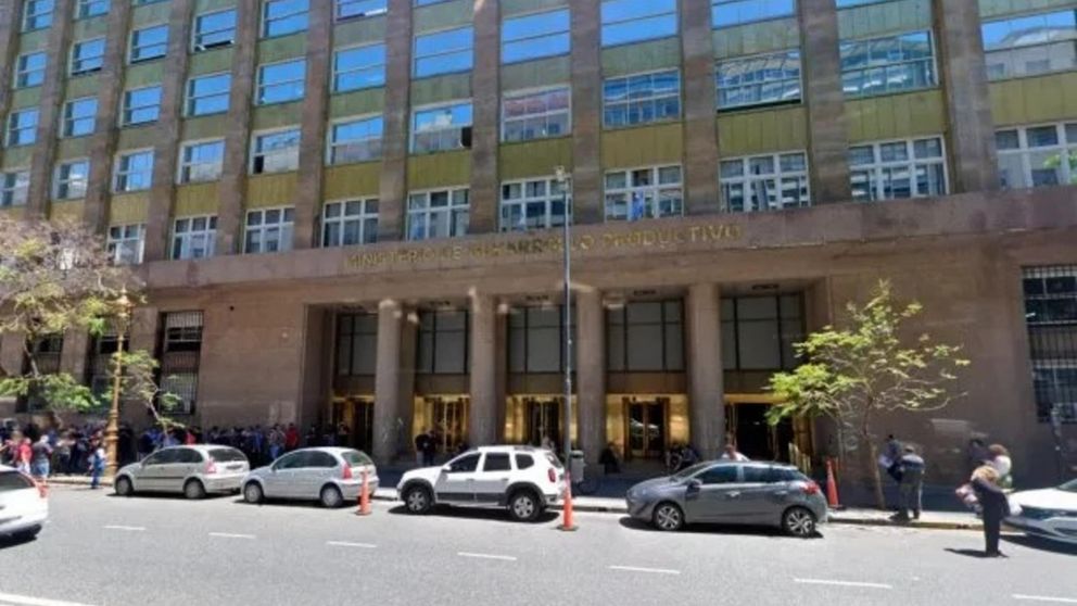 El cadáver fue encontrado frente al edificio del organismo del Gobierno nacional.