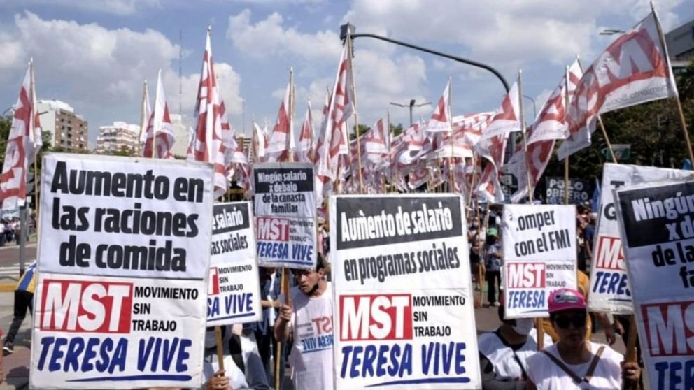 Otra jornada de acampe en el centro porte�o (Twitter).