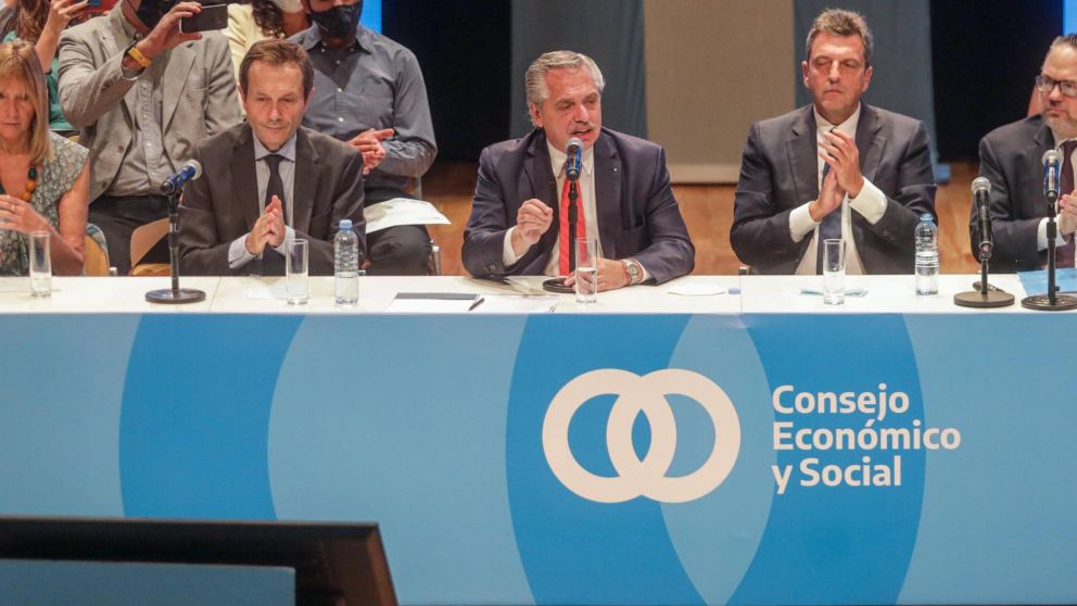 El Presidente fue acompañado por Gustavo Beliz, titular del Consejo Económico y Social, y el diputado Sergio Massa.