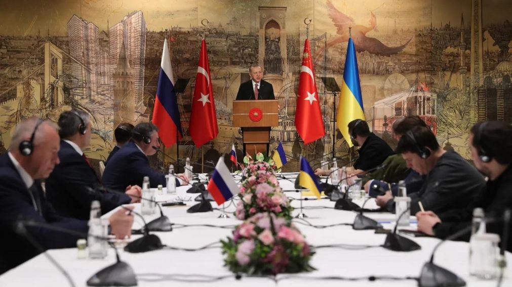 Turquía, que comparte costas en el mar Negro con los dos países beligerantes, ha realizado gestiones desde el inicio de la crisis para mantener vínculos fluidos.