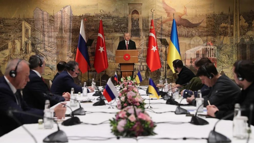 Turquía, que comparte costas en el mar Negro con los dos países beligerantes, ha realizado gestiones desde el inicio de la crisis para mantener vínculos fluidos.