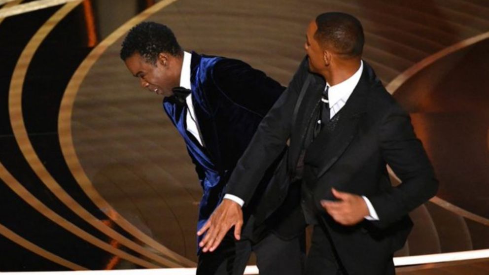 Will Smith le peg� a Chris Rock.