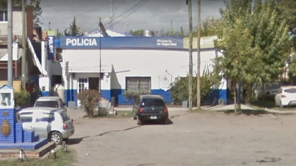 Los integrantes de la comisaría de Cuartel V buscan a los autores del asesinato del muchacho.