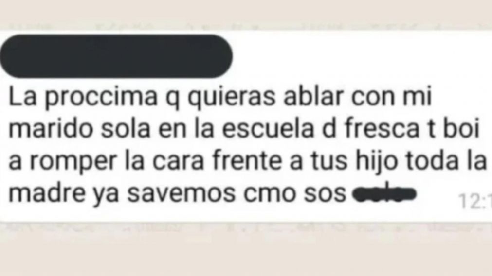 Las madres intercambiaron violentas amenazas por WhatsApp.