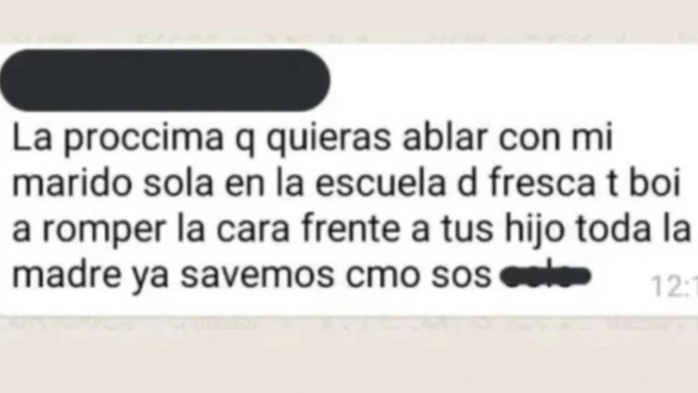 Las madres intercambiaron violentas amenazas por WhatsApp.