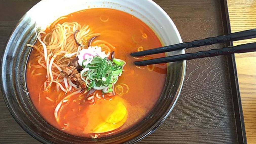 Este restaurante japones sirve fideos ramen cubiertos con un postre.