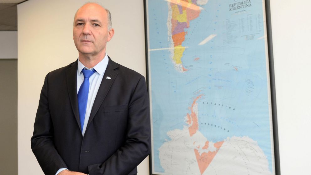 Guillermo Carmona, secretario de Malvinas, Antártida y Atlántico Sur, recibió en su despacho a Crónica (Nahuel Ventura/Crónica).