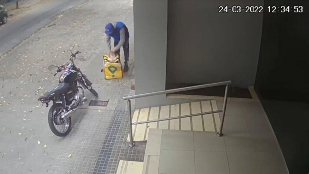 El repartidor se devoró una parte del pedido de un cliente (Captura de pantalla).