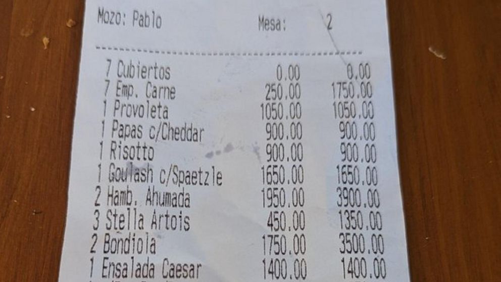 Fue a comer a un restaurante y se indignó por una "avivada" en el ticket.