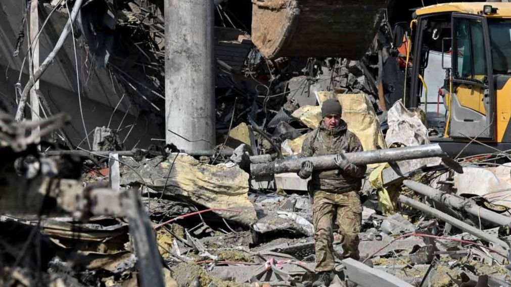 Los bombardeos destrozaron la infraestructura de muchas ciudades ucranianas (gentileza El Periódico).