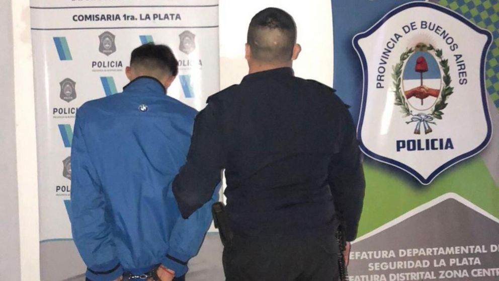 El detenido por atropellar a un inspector de transito fue golpeado en la celda