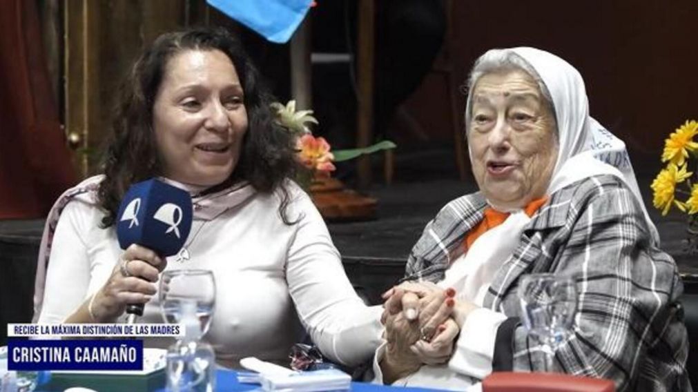 Cristina Caamaño junto a la titular de la Asociación Madres de Plaza de Mayo, Hebe de Bonafini.