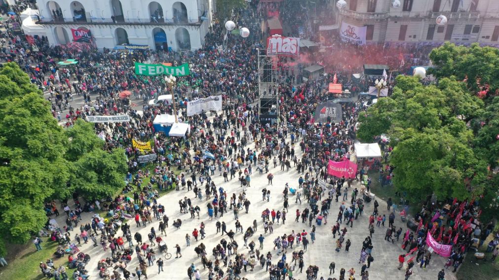 Día de la Memoria: una multitud se congrega en Plaza de Mayo.