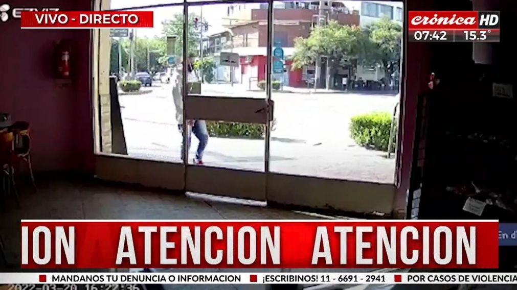 El momento en que ingresó el delincuente a la panadería en Virreyes donde ocurrió el aberrante episodio (Captura de video).