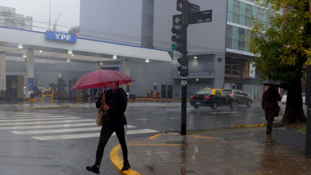El avance de un sistema inestable trae lluvias y tormentas a gran parte del centro del país.