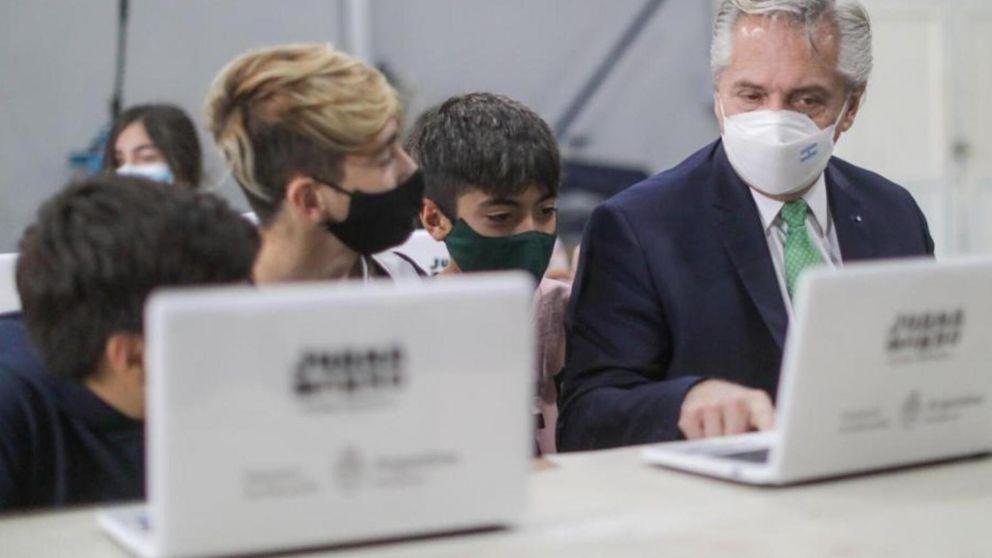 El jefe de Estado hizo un reconocimiento a la política educativa de la gestión de Cristina.