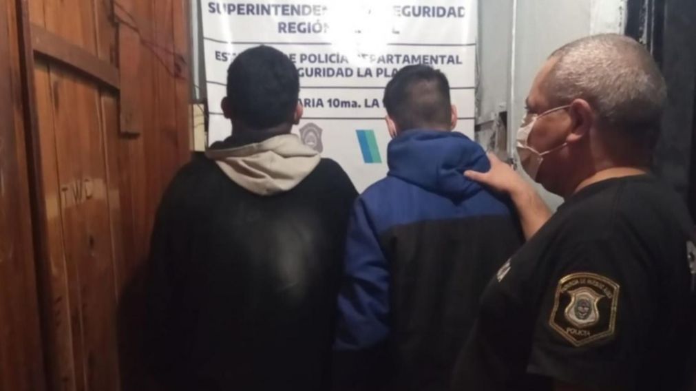Los detenidos, de 21 y 39 años, por secuestrar a un caniche y extorsionar a los dueños del perro.