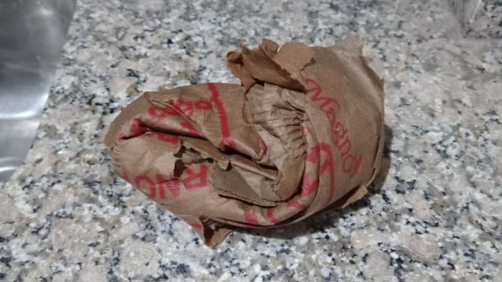 La técnica para tirar una caja de pizza abrió un debate que incluyó memes, críticas y consejos para reciclar.