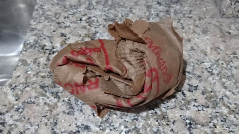 La técnica para tirar una caja de pizza abrió un debate que incluyó memes, críticas y consejos para reciclar.