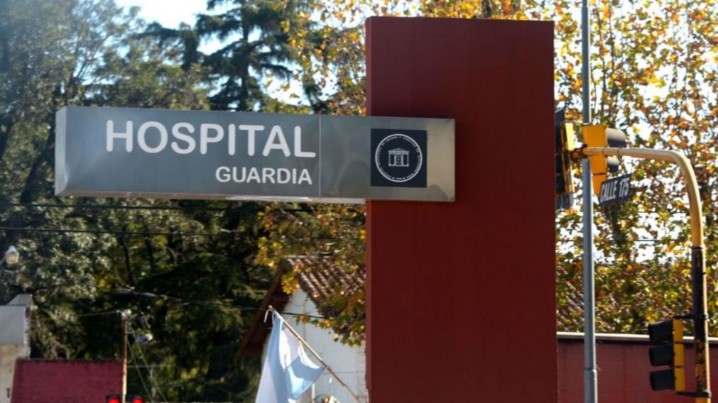 El policía quedó internado tras recibir una golpiza.