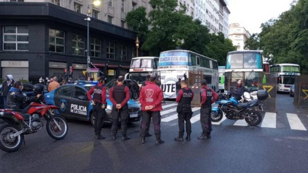 Centro porte�o "cerrado" por masiva protesta de micros de larga distancia.