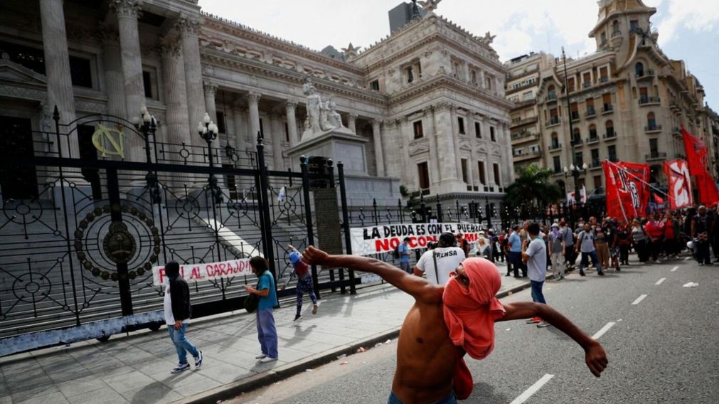 Los incidentes en el Congreso ocurrieron mientras la Cámara de Diputados debatía el acuerdo con el FMI.