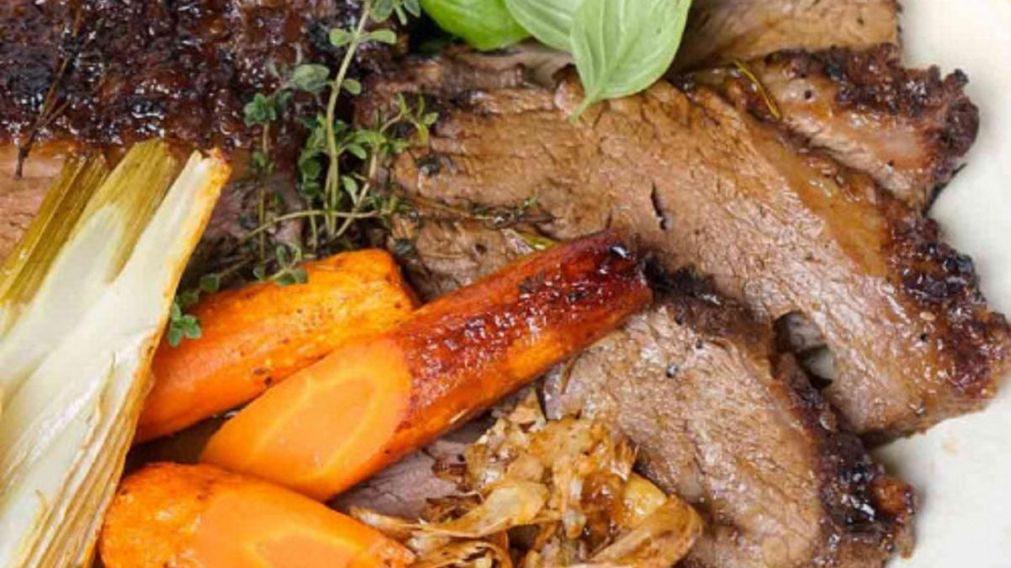 C�mo cocinar carne de forma r�pida y sencilla con la receta de la pica�a al horno con verduras.