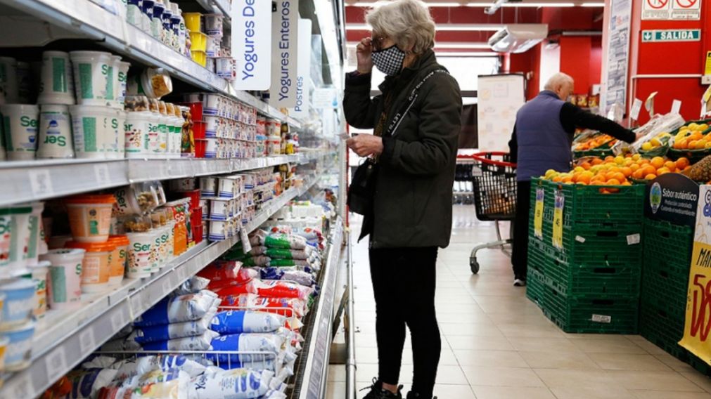 Definen qué productos de una canasta de alimentos deberán volver a los precios que tenían entre el 8 y 10 de marzo (Télam).