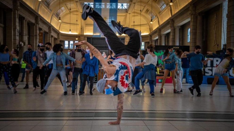 Con 25 artistas en escena, la puesta sorprendió a los pasajeros en Retiro en medio del horario pico de la vuelta a casa.