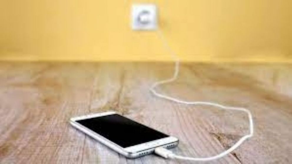 Un adolescente quiso cargar su celular y murió electrocutado al enchufarlo (imagen ilustrativa).