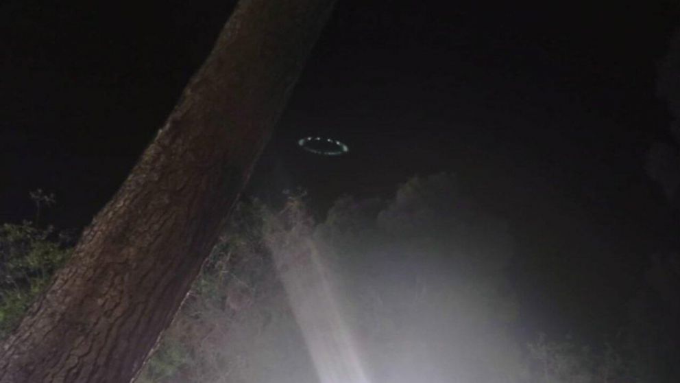 Una pareja logró fotografiar al extraño objeto con luces.