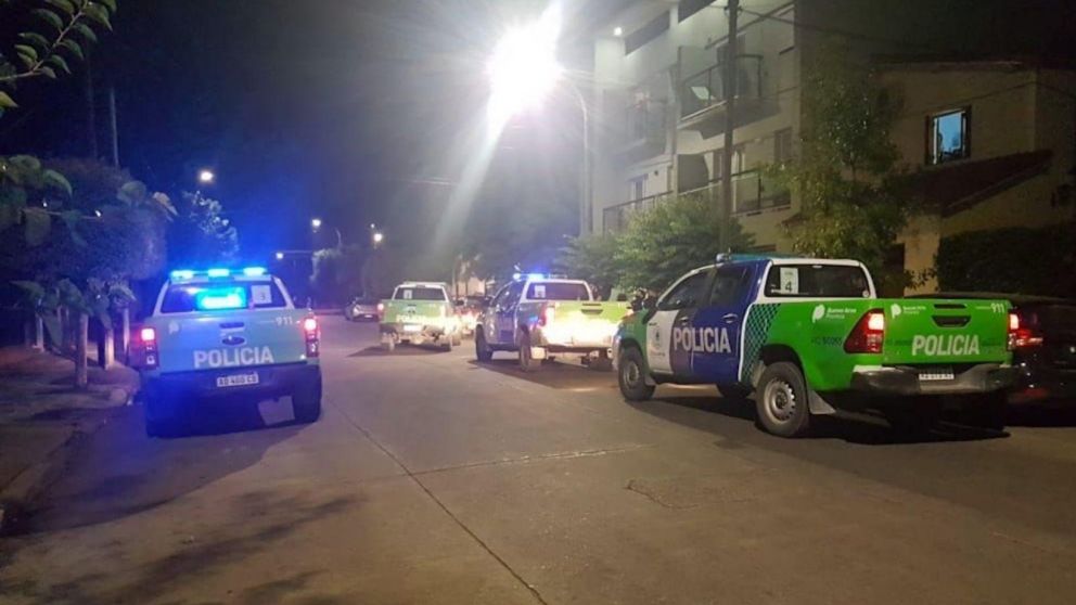 Los efectivos policiales se hicieron presentes en el escenario del homicidio.