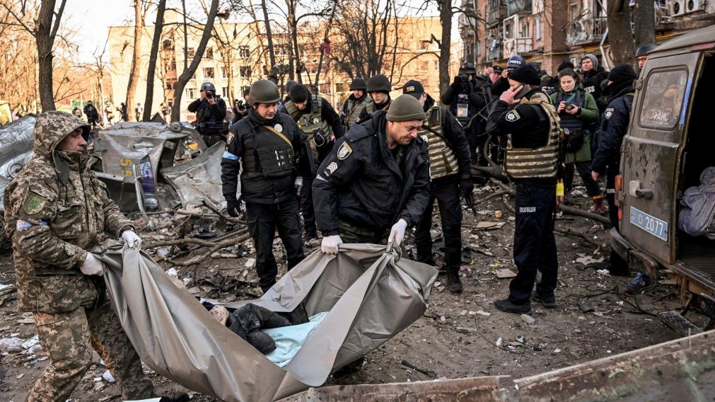 Ucrania aseguró que uno de los bombardeos de Rusia, alcanzó una escuela que servía de refugio a 400 personas (Télam).