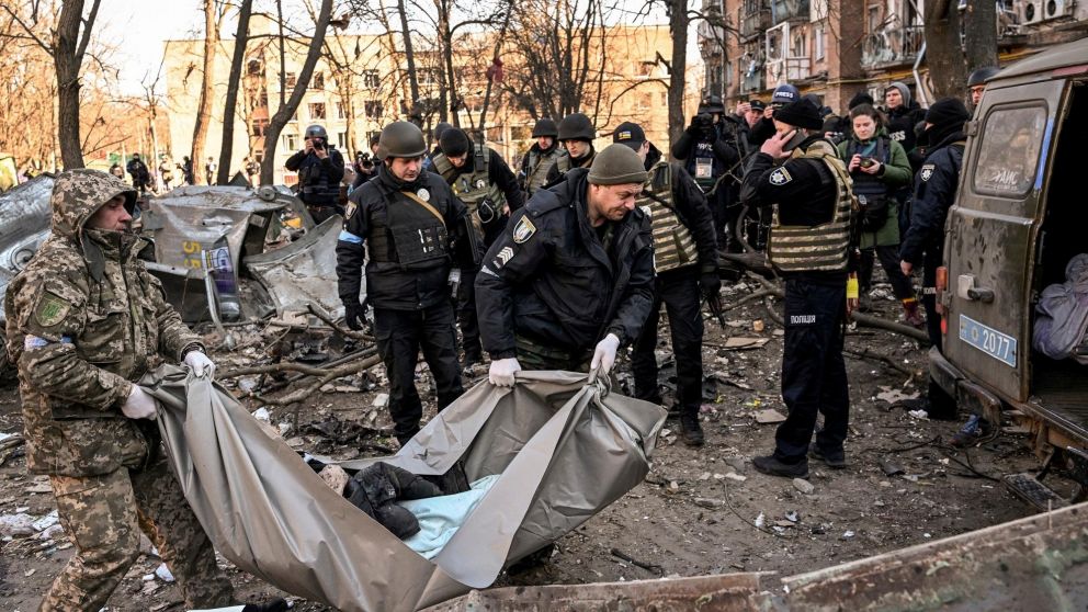 Ucrania aseguró que uno de los bombardeos de Rusia, alcanzó una escuela que servía de refugio a 400 personas (Télam).
