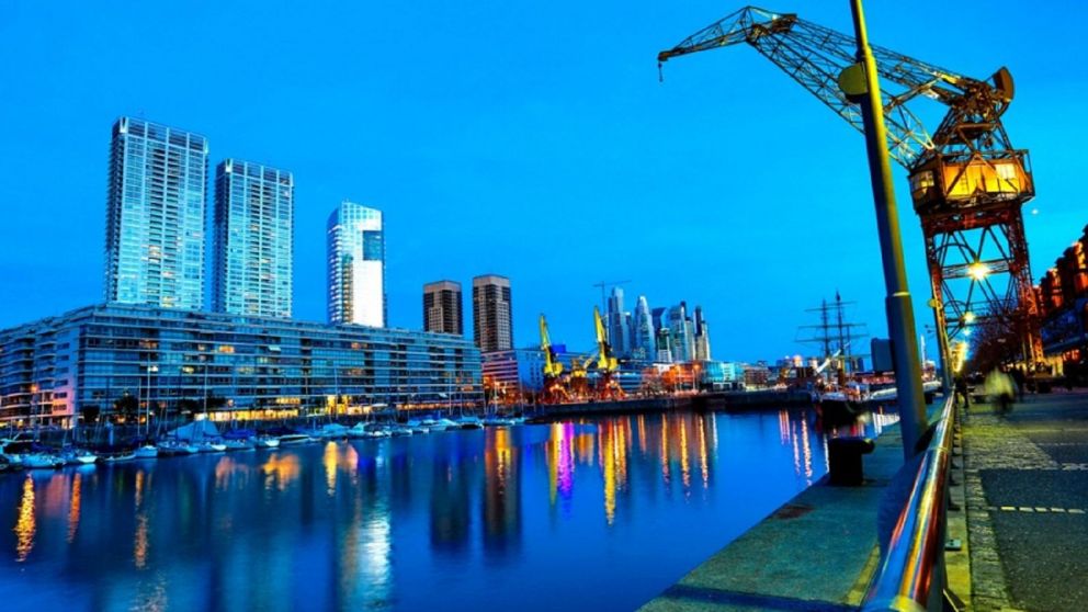 El tour por Puerto Madero recorre el famoso Puente de la Mujer y la Fragata A.R.A. Sarmiento, entre otros lugares emblemáticos (Archivo/Telam).